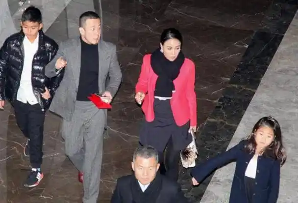 天后那英和老公孟桐及儿女的亲密合照