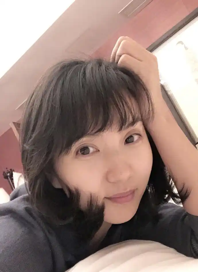 "万人迷"陈好罕见晒素颜自拍,39岁一头短发很干练,永远的女神!