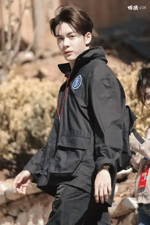 追星星的曾舜晞黑冲锋衣超帅!新更!