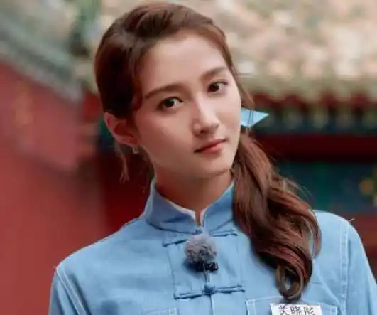 原创关晓彤素颜喝酸奶腰线高度亮了网友不好买裤子吧