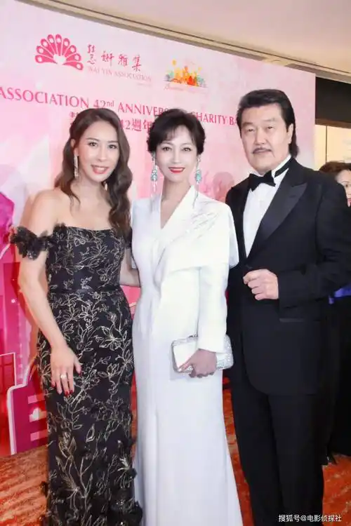 70岁赵雅芝晒与老公合照,网友调侃像父女,男方身份不简单_黄锦燊_照片