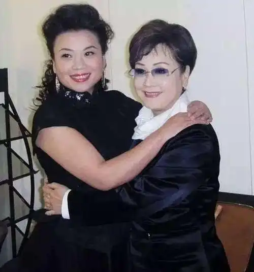 回顾歌唱家张也:叫李谷一妈妈,登了25次春晚,53岁还孤身一人