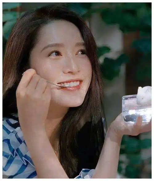 李沁颜值逆天新刊黑长直发惊艳森系女神笑容甜美