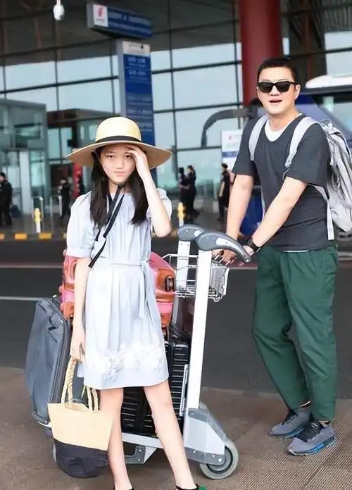 王菲母女同框菲姐颈纹暴露年龄李嫣身高显超母亲模样变化大