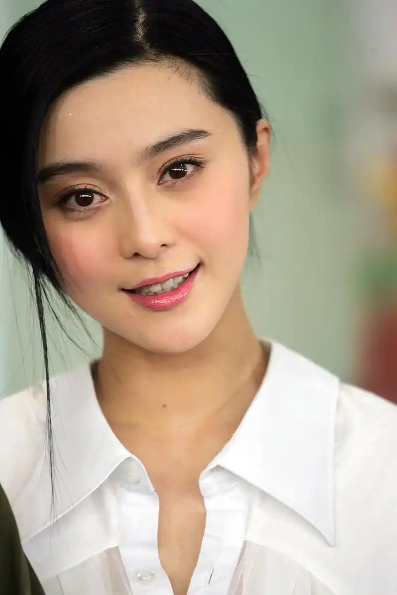 范冰冰:娱乐圈的风云人物  近期,中国娱乐圈再次成为公众关注的焦点