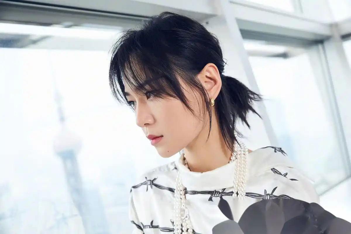 elle风尚大典周笔畅,别出心裁衬衣反穿,型格指数爆棚!