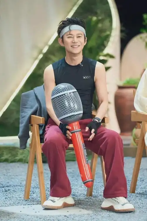 50岁何炅赢麻了!大秀手臂线条,肚子平坦无赘肉,仿佛吃了防腐剂