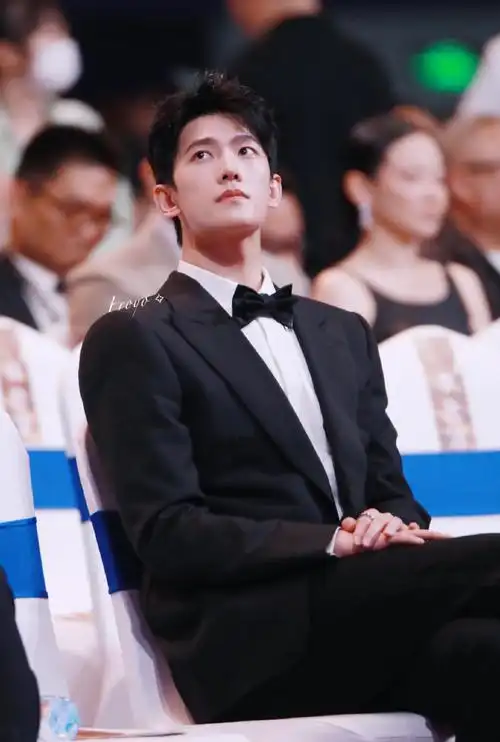 杨洋baby 肖奈贝微微##明星华表奖出发图##华表奖红毯