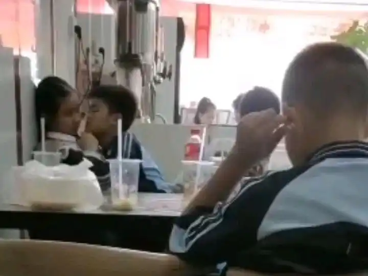 福州一对小学生情侣公然接吻秀恩爱!这爱情会不会来得太早了?