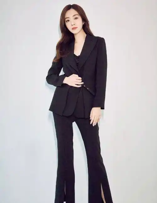 这一身黑色西装套装在王晓晨诠释下就是很有气场的,裤脚中时尚设计的