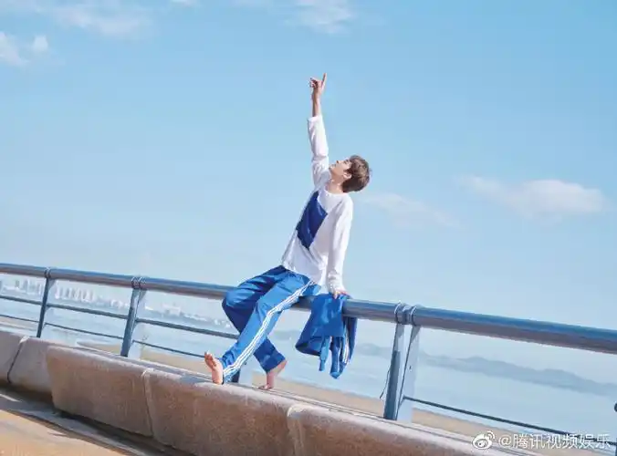 少年@theo-朱正廷,清爽帅哥少年感满满,怎么才能和帅哥一起去海边玩呢