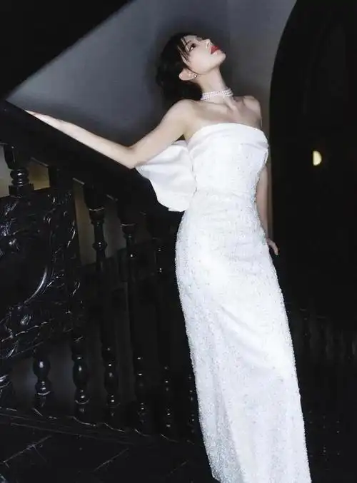 程潇白色抹胸礼服大赏,越看越像裹了一条浴巾,性感身材根本遮不|乐器