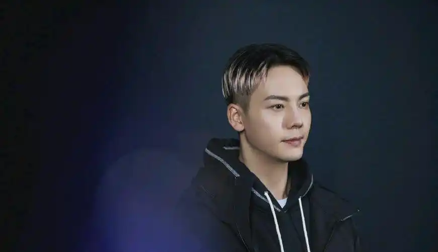 陈伟霆黑色系层次搭配,特别的挑染发色,温暖有风度_高清图集_新浪网