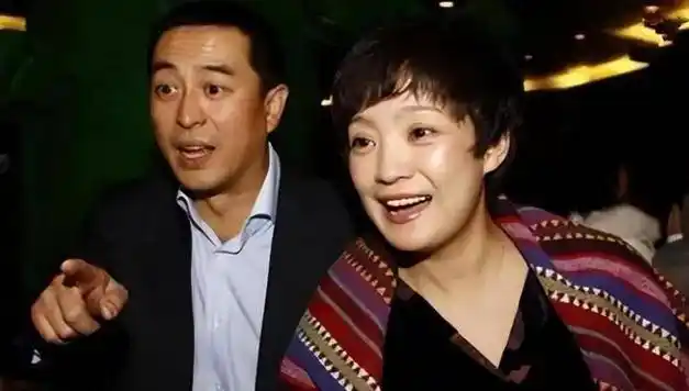 张嘉译走红后,前妻杜珺过得很差,记者问杜珺:你后悔离婚吗?