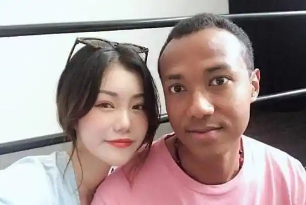 回顾:女校花远嫁到非洲,婚后被黑人老公虐待,父亲绝望自缢_陈怡_布力