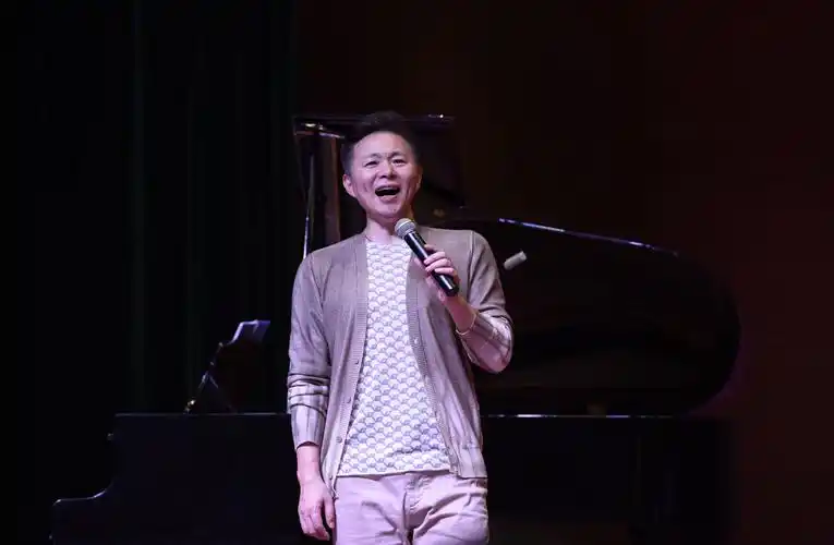 回顾歌唱家王宏伟:60后娶80后才女,妻子和妈妈情同母女