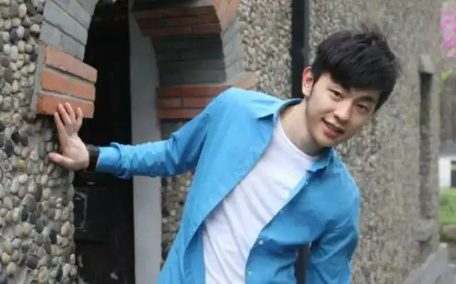 邓伦昔日旧照曝光学生模样青涩稚嫩长相出众帅气逼人