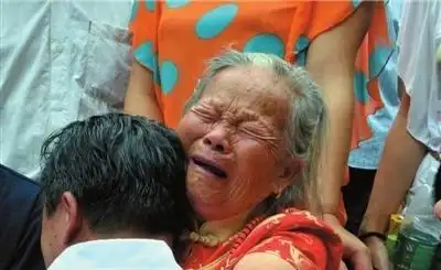 全球最感动人心的母子照片,哪一张让你想到自己的母亲