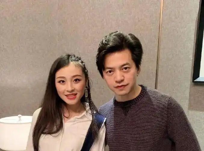 歌手李健引热议日本旅游过圣诞亲自搬行李很有力妻子罕露面