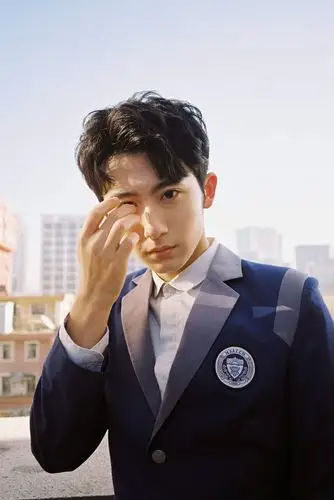 郝富申沐浴阳光变"闪光少年"学院风穿搭洋溢青春气息_凤凰网娱乐_凤凰