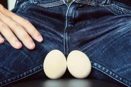 蛋蛋一大一小正常吗保护蛋蛋的健康平时要留心3种疾病