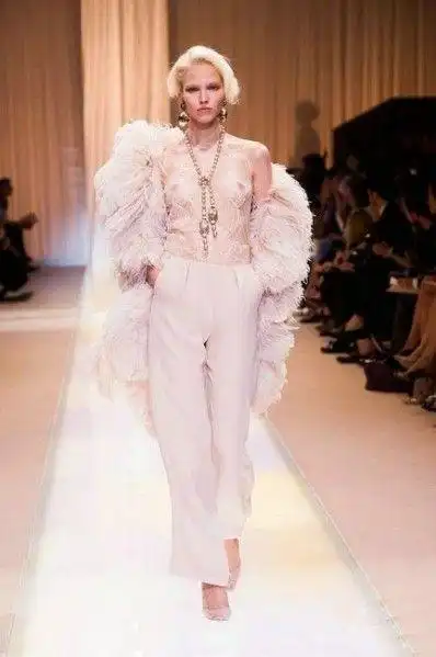 时装周无露不欢 塑料透视席卷t台