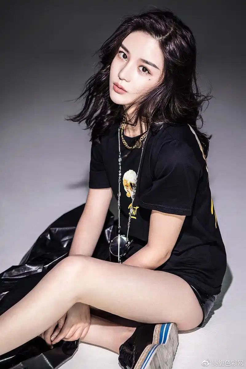 清新不失性感的邱意浓晋级晶女郎她的身材和面孔深得时尚界宠爱