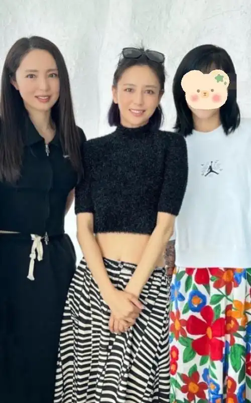 佟丽娅现身圈内闺蜜聚餐穿露脐装秀身材容光焕发蚂蚁腰太抢镜