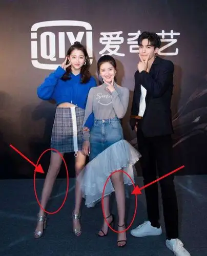 圆脸赵露思原来76斤没作假同框腿精关晓彤穿半身裙腿成亮点