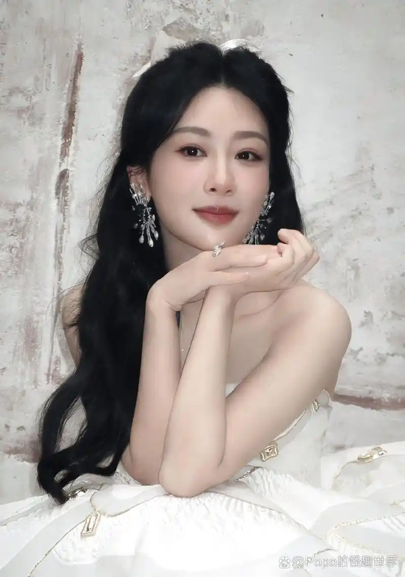 杨紫专访揭秘:童星之路的荣耀与沼泽,成功背后的坚持与努力 早前,杨紫