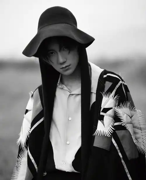 王源新发色太绝了首次挑战蓝发期待弟弟自拍