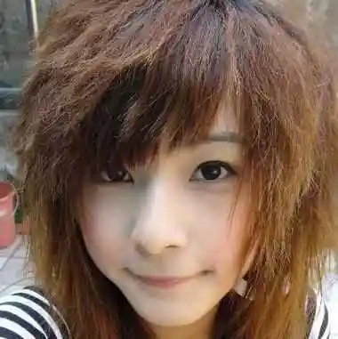 大脸斜刘海碎直发烟花烫发型大脸女生适合的斜刘海碎直发烟花烫发型