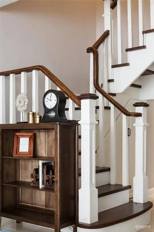 二,楼梯颜色要怎么搭配      1,楼梯颜色要和楼梯扶手搭配