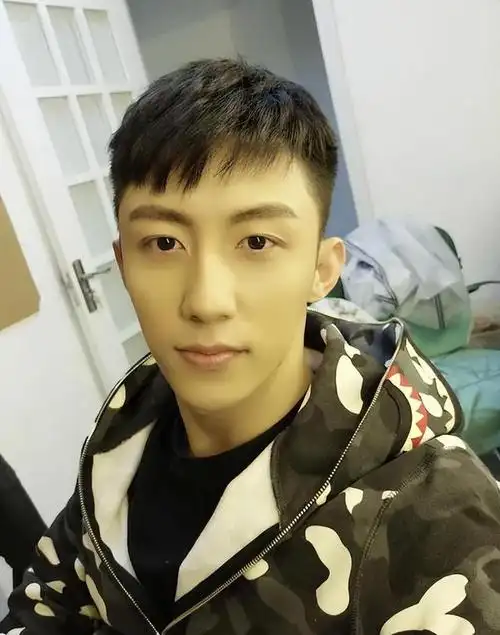 11月4日,娱乐圈再次掀起一场风波,黄景瑜前妻怒怼前夫,曝光离婚内幕.