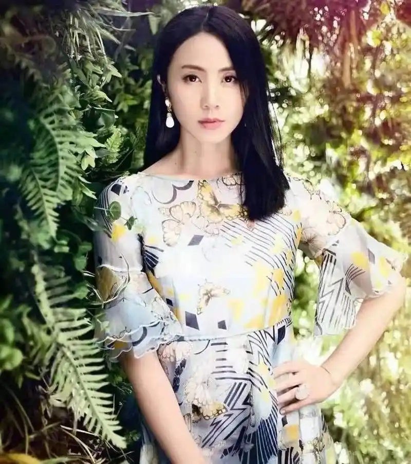 气质女神孙莉美照,端庄大气,优雅迷人,身材高挑,演技在线!