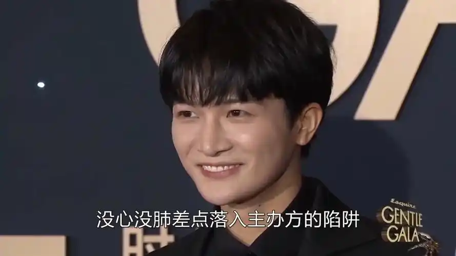 让经纪人崩溃的意外瞬间,助理冲出拽走周深,关晓彤礼服成抹布