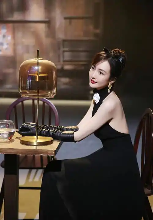 40岁王鸥太美了,穿黑色挂脖长裙梳精致盘发,复古优雅女神范!