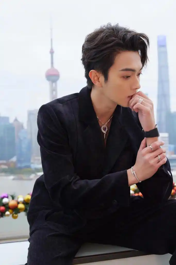 许凯时尚品牌圣诞活动写真黑西装秀胸肌荷尔蒙满满