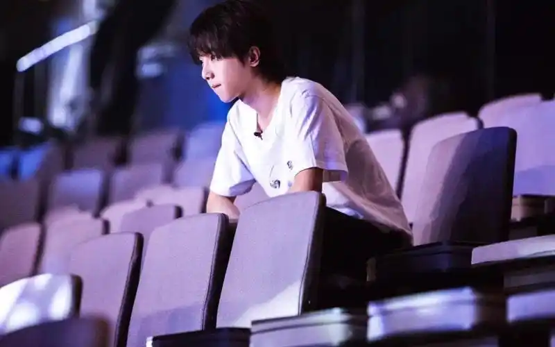 直到被郑凯瞪哭,华晨宇才明白跑男不止是游戏,更多的是人情世故.