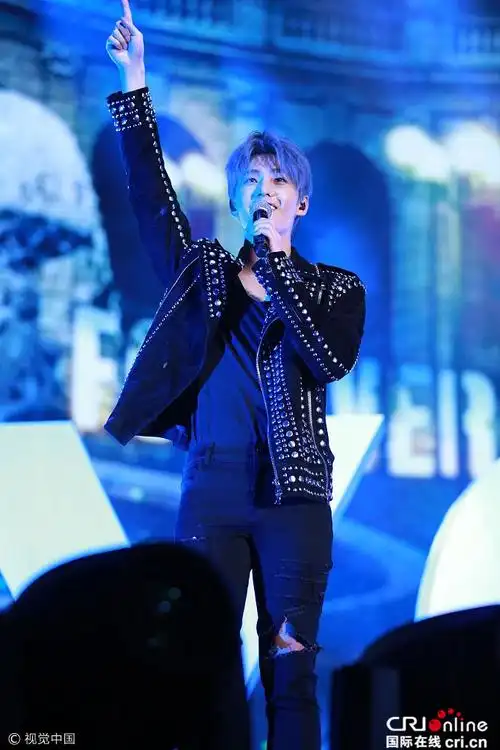 杨洋灰蓝色新发色酷炫亮相劲歌热舞满头大汗撩粉丝