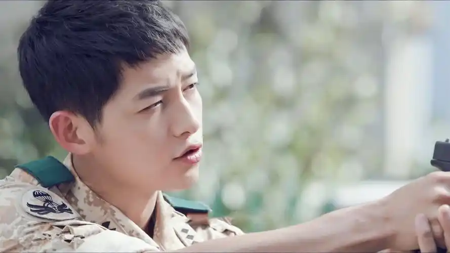 宋仲基太阳的后裔举枪高清剧照桌面壁纸