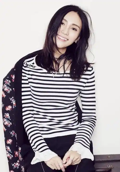 李亚鹏疑带小女友去拍婚纱照,向友人炫耀钻戒_哈金_王菲_娱乐