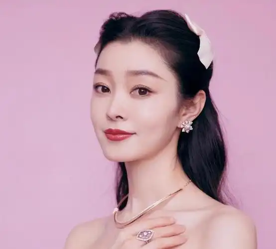 在演艺事业中,宋轶凭借不