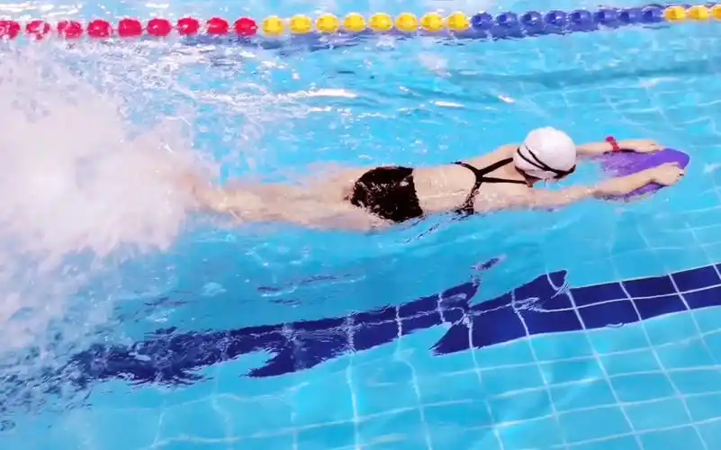 活动作品自由泳暴力打腿脚掌好像出水面了