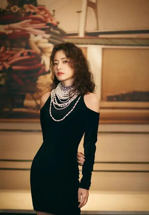 柴碧云发型是羊毛卷?看起来好有女人味