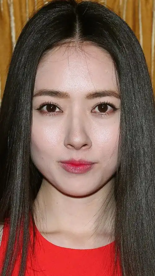 郭碧婷果然是气质女神,穿红色背心配白色碎花刺绣纱裙,清新甜美