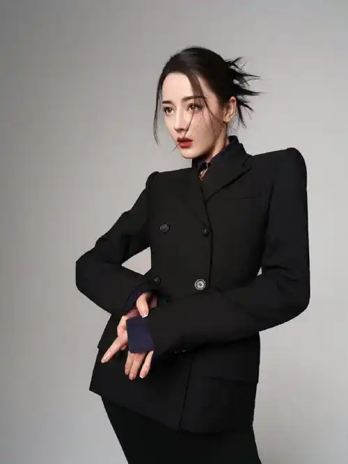 迪丽热巴黑色西装套装