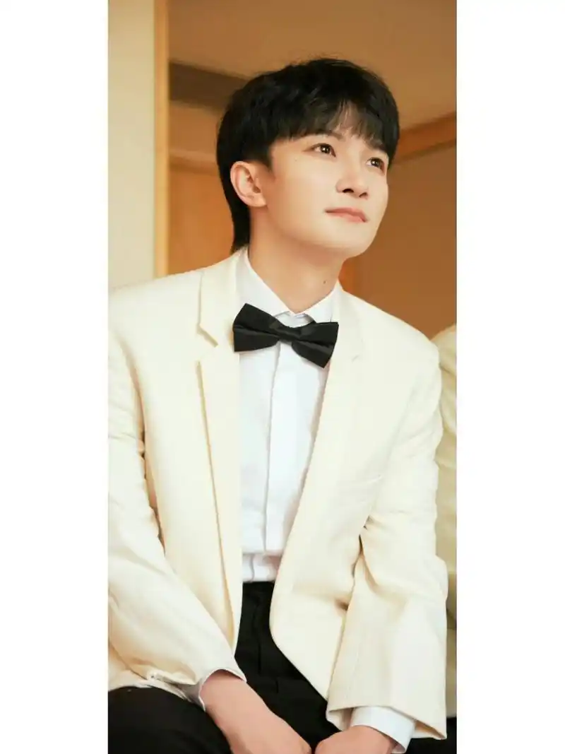 周深@卡布叻_周深 眸光闪烁,饱含憧憬.