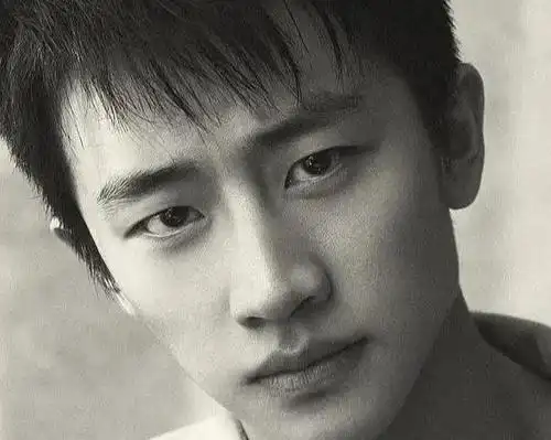 可是今天看到网友晒出黄轩年轻时的照片,感觉黄轩年轻时颜值可一点都