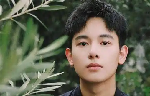 胡先煦的照片即使在《幻乐之城》,易烊千玺的自助餐也是胡先煦.